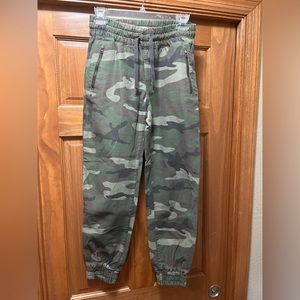 Aritzia Tna camo jogger XS